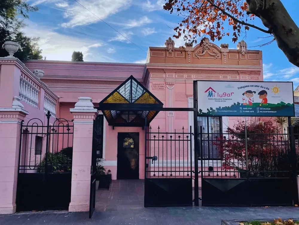 Frente de la sede Temperley de Mi Lugar, en A. Gallardo 646